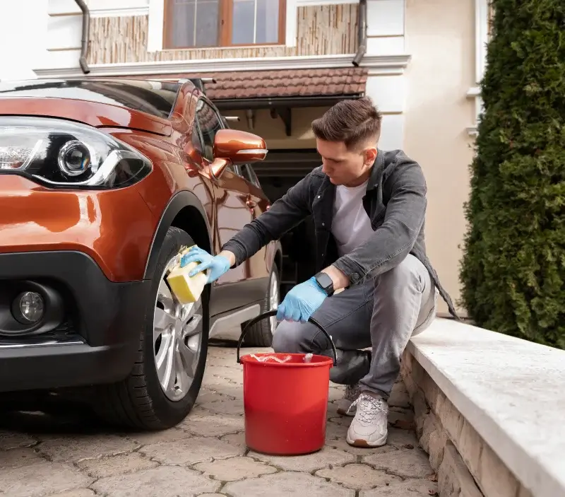 Lavage auto à domicile Lannux : professionnel intervenant sur un véhicule